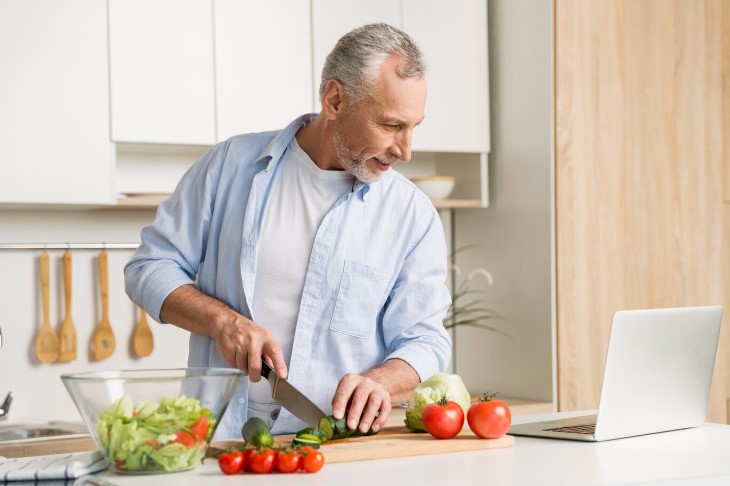 Navigating the Kitchen: A Guide to Healthy Eating for Men